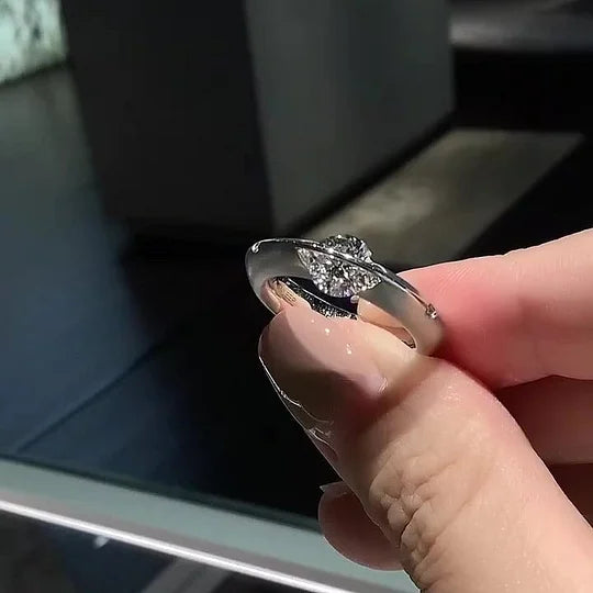 đBague diamant rotative symbolisant l'Ă©toile de l'univers