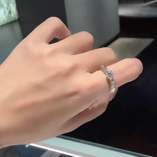 đBague diamant rotative symbolisant l'Ă©toile de l'univers