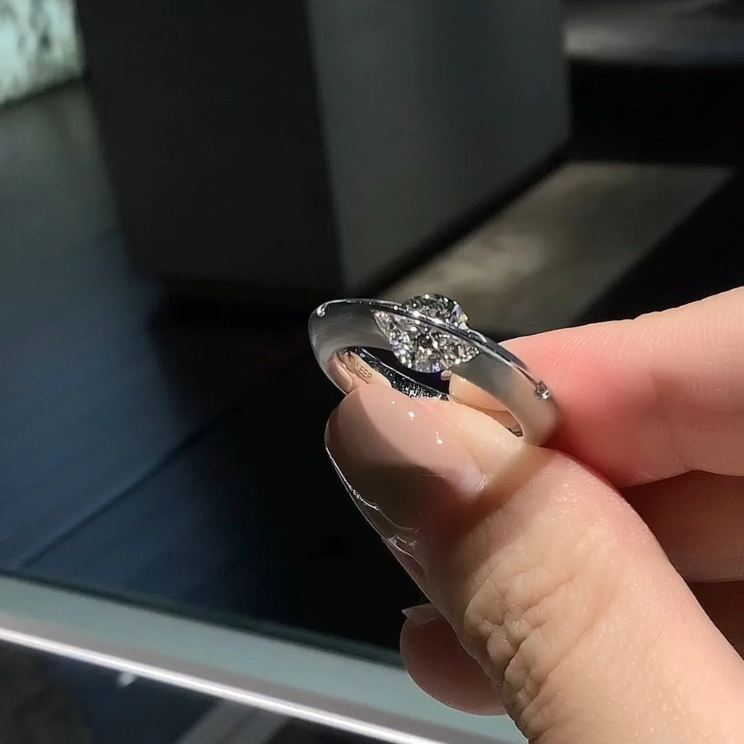 đBague diamant rotative symbolisant l'Ă©toile de l'univers
