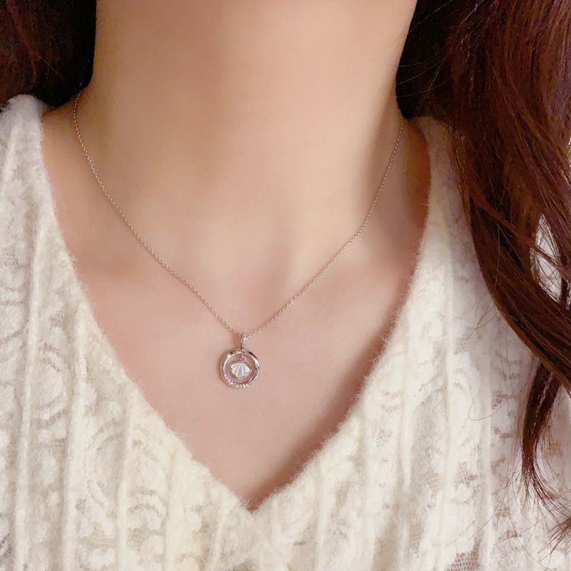 🌟 Charmant collier avec zircons en forme de cercle avec coquilles Saint-Jacques