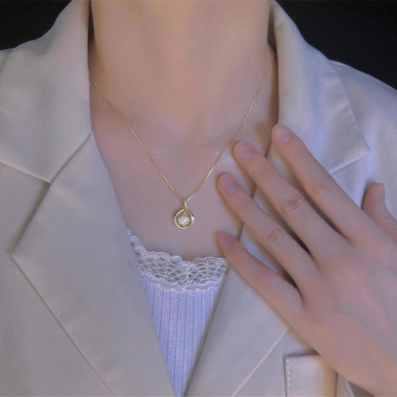 🌟 Charmant collier avec zircons en forme de cercle avec coquilles Saint-Jacques