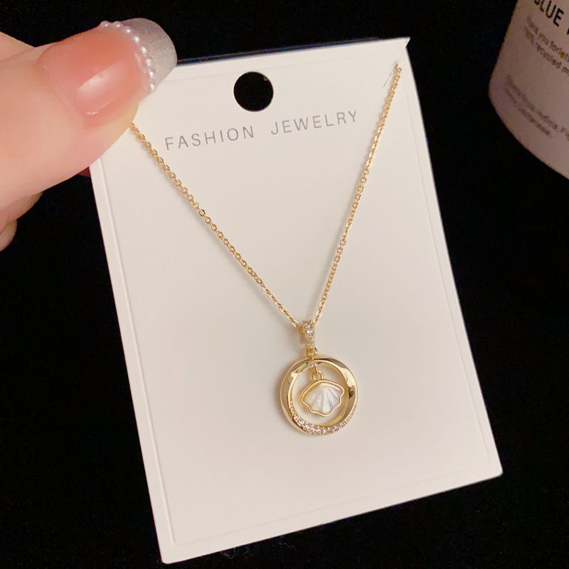 🌟 Charmant collier avec zircons en forme de cercle avec coquilles Saint-Jacques