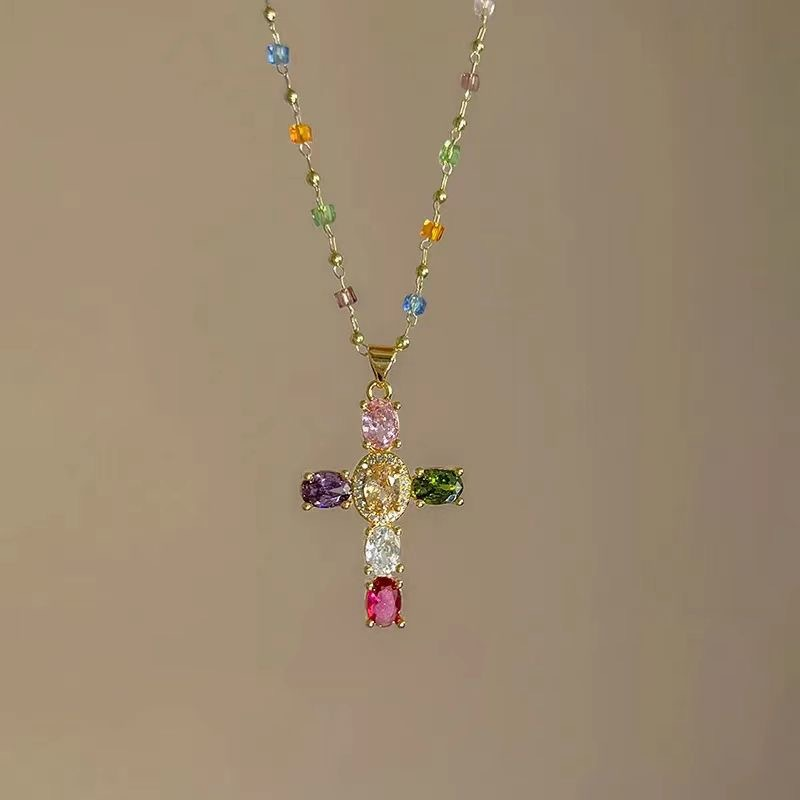 Collier avec Pendentif en Croix en Strass Colorés