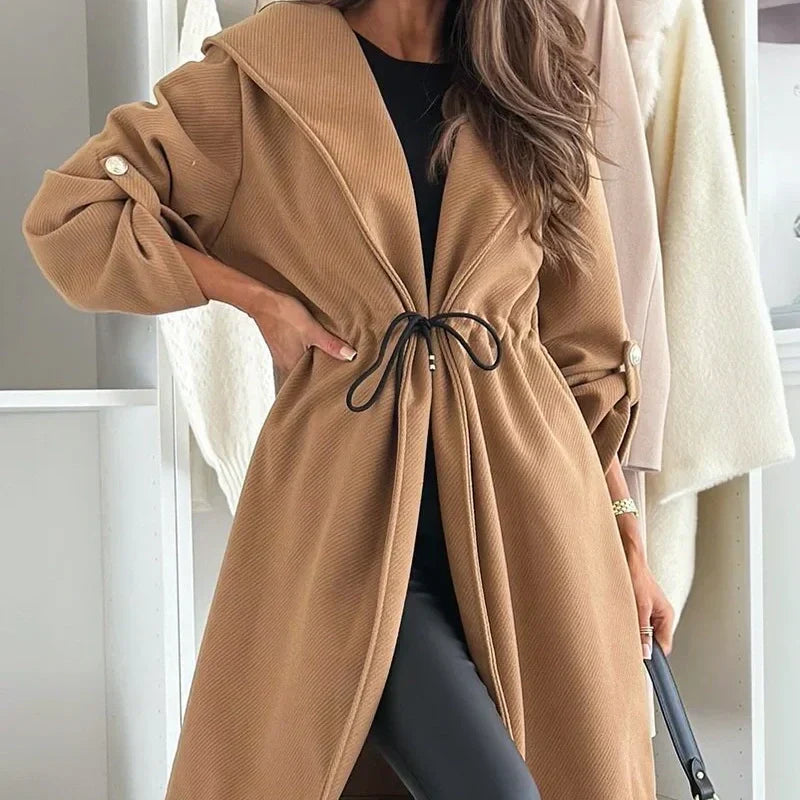 Manteau long à capuche et taille nouée pour femmes