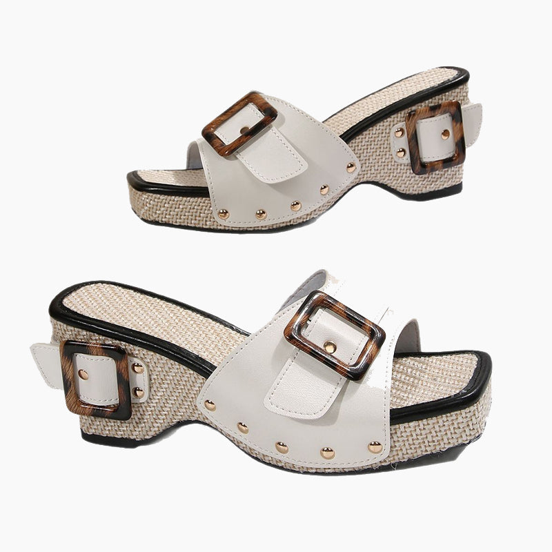 🔥Soldes d'été 2025🔥Sandales à talons compensés pour femmes avec lanières cloutées(🚀55% de réduction)