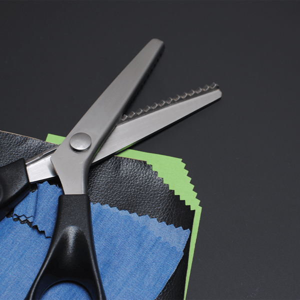 ✂️🧵 Ciseaux à bord zig-zag en acier inoxydable – Poignée ergonomique, anti-effilochage, coupez tissu, papier et cuir avec une finition propre, le couteau suisse des loisirs créatifs 🌸🎨