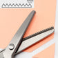 ✂️🧵 Ciseaux à bord zig-zag en acier inoxydable – Poignée ergonomique, anti-effilochage, coupez tissu, papier et cuir avec une finition propre, le couteau suisse des loisirs créatifs 🌸🎨