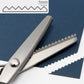 ✂️🧵 Ciseaux à bord zig-zag en acier inoxydable – Poignée ergonomique, anti-effilochage, coupez tissu, papier et cuir avec une finition propre, le couteau suisse des loisirs créatifs 🌸🎨