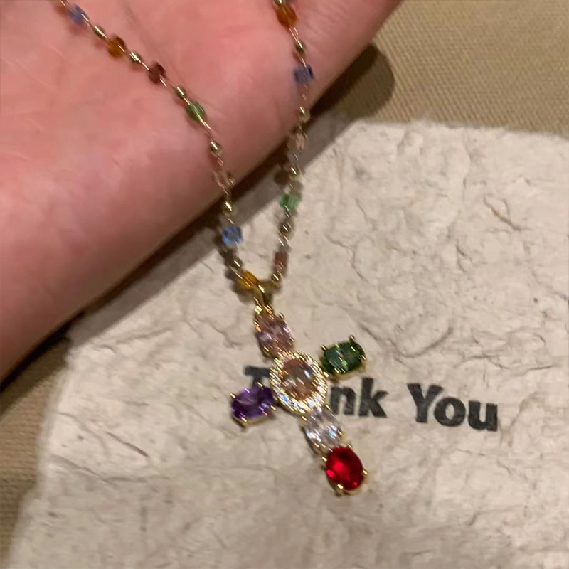 Collier avec Pendentif en Croix en Strass Colorés