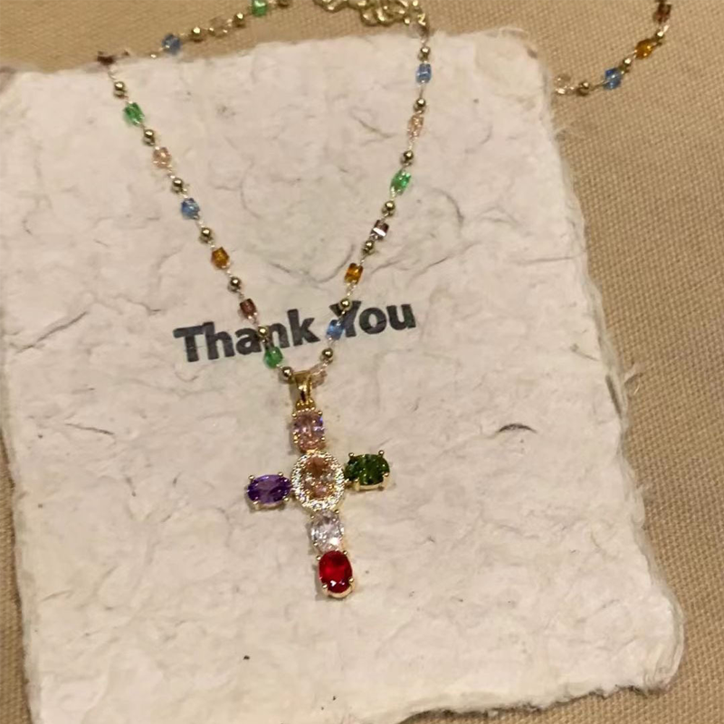 Collier avec Pendentif en Croix en Strass Colorés