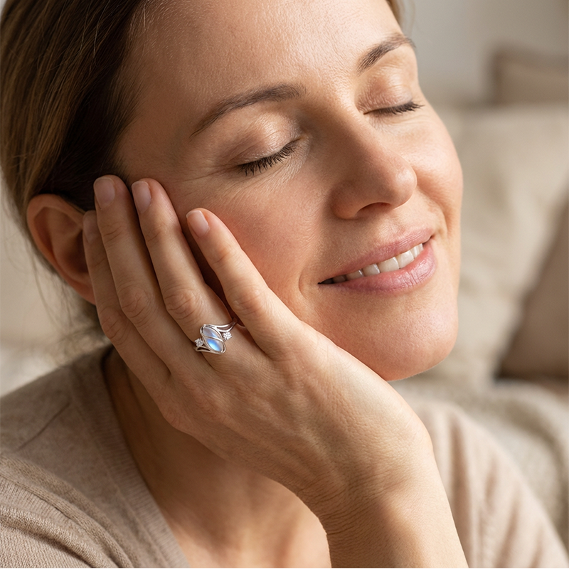 ✨💍60 % DE RÉDUCTION 🔥 Bague ovale géométrique en pierre de lune ornée de zirconiums cubiques – Mystique, étincelante et d'une élégance intemporelle ! 🌙✨