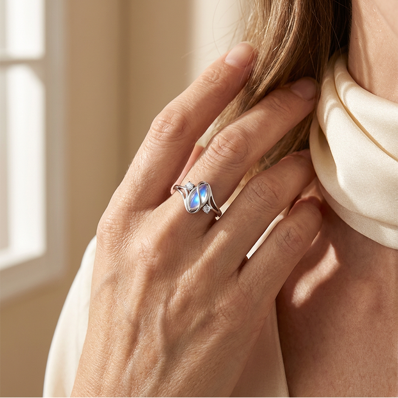 ✨💍60 % DE RÉDUCTION 🔥 Bague ovale géométrique en pierre de lune ornée de zirconiums cubiques – Mystique, étincelante et d'une élégance intemporelle ! 🌙✨