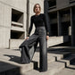 Jean portefeuille asymétrique 👖 À mi-chemin entre la culotte et le pantalon, taille haute pour allonger les jambes, coupe large et fluide, boutons disposés en diagonale : transformez-vous instantanément en fashionista ! ✨