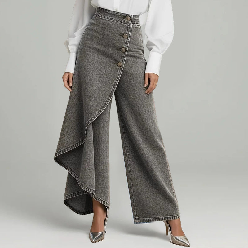 Jean portefeuille asymétrique 👖 À mi-chemin entre la culotte et le pantalon, taille haute pour allonger les jambes, coupe large et fluide, boutons disposés en diagonale : transformez-vous instantanément en fashionista ! ✨