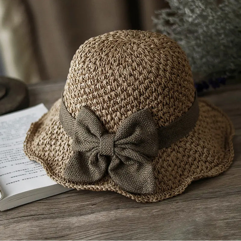 Chapeau de paille style français avec nœud 👒 — Tissage respirant, large bord ondulé, protection solaire et effet affinant pour le visage. Ajustable (ne s'envole pas !), pliable et facile à transporter 🌊