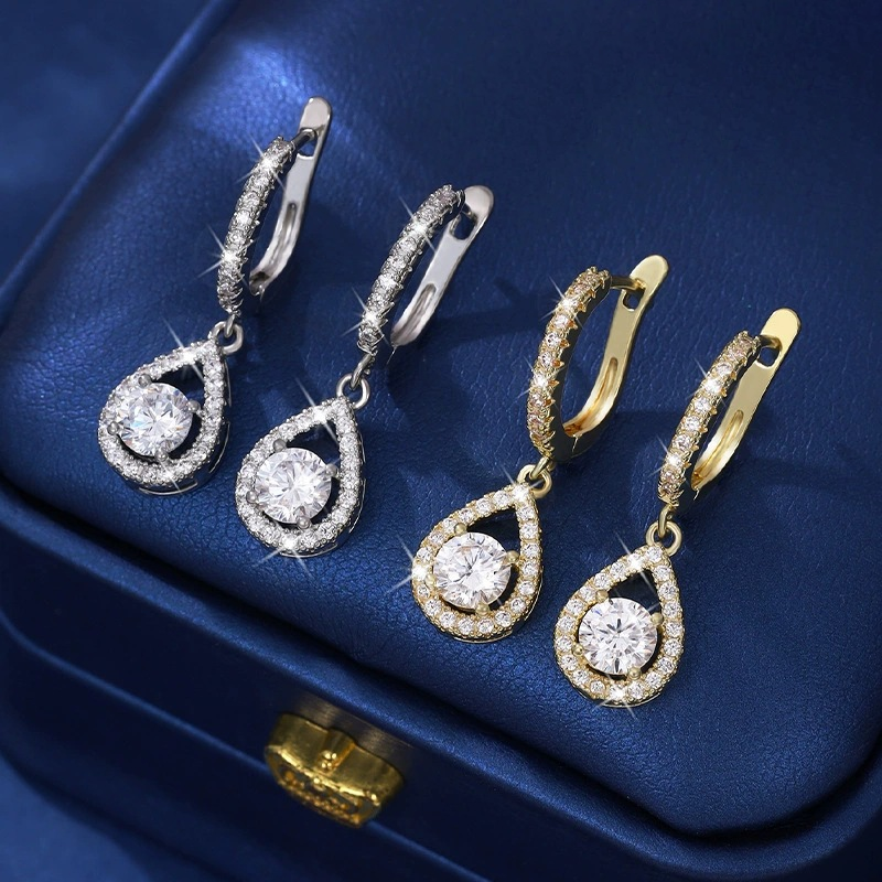 Boucles d'oreilles en zircon en forme de goutte 💧 Taillées avec précision pour scintiller comme des diamants. Grâce à leur sertissage pavé raffiné, elles subliment magnifiquement le visage — un choix d'une grande polyvalence ✨