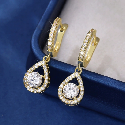 Boucles d'oreilles en zircon en forme de goutte 💧 Taillées avec précision pour scintiller comme des diamants. Grâce à leur sertissage pavé raffiné, elles subliment magnifiquement le visage — un choix d'une grande polyvalence ✨