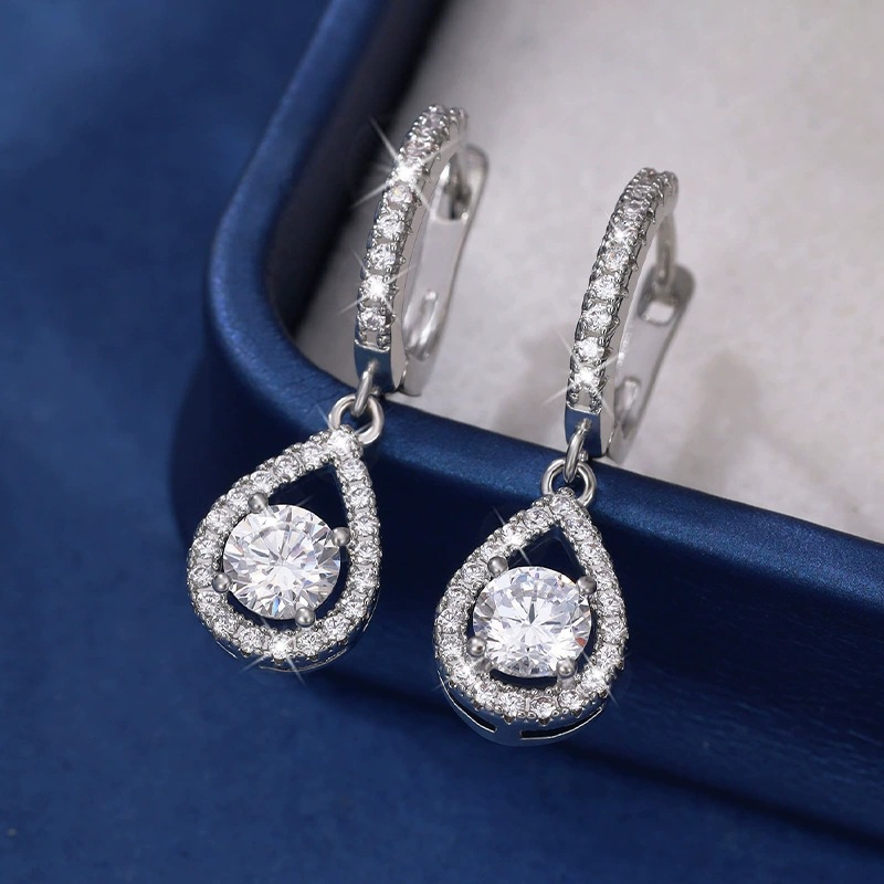 Boucles d'oreilles en zircon en forme de goutte 💧 Taillées avec précision pour scintiller comme des diamants. Grâce à leur sertissage pavé raffiné, elles subliment magnifiquement le visage — un choix d'une grande polyvalence ✨