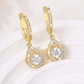 Boucles d'oreilles en zircon en forme de goutte 💧 Taillées avec précision pour scintiller comme des diamants. Grâce à leur sertissage pavé raffiné, elles subliment magnifiquement le visage — un choix d'une grande polyvalence ✨
