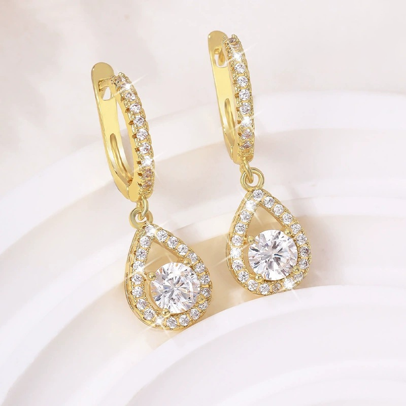 Boucles d'oreilles en zircon en forme de goutte 💧 Taillées avec précision pour scintiller comme des diamants. Grâce à leur sertissage pavé raffiné, elles subliment magnifiquement le visage — un choix d'une grande polyvalence ✨