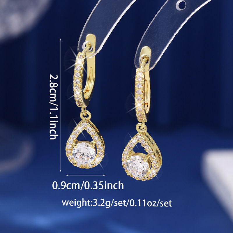 Boucles d'oreilles en zircon en forme de goutte 💧 Taillées avec précision pour scintiller comme des diamants. Grâce à leur sertissage pavé raffiné, elles subliment magnifiquement le visage — un choix d'une grande polyvalence ✨