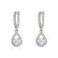 Boucles d'oreilles en zircon en forme de goutte 💧 Taillées avec précision pour scintiller comme des diamants. Grâce à leur sertissage pavé raffiné, elles subliment magnifiquement le visage — un choix d'une grande polyvalence ✨