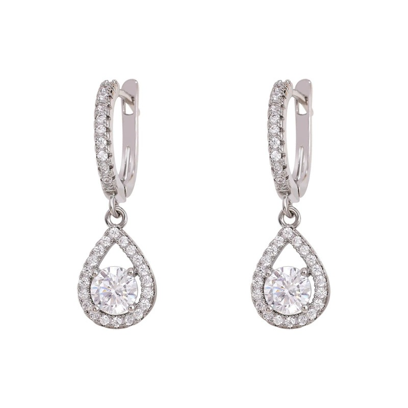 Boucles d'oreilles en zircon en forme de goutte 💧 Taillées avec précision pour scintiller comme des diamants. Grâce à leur sertissage pavé raffiné, elles subliment magnifiquement le visage — un choix d'une grande polyvalence ✨