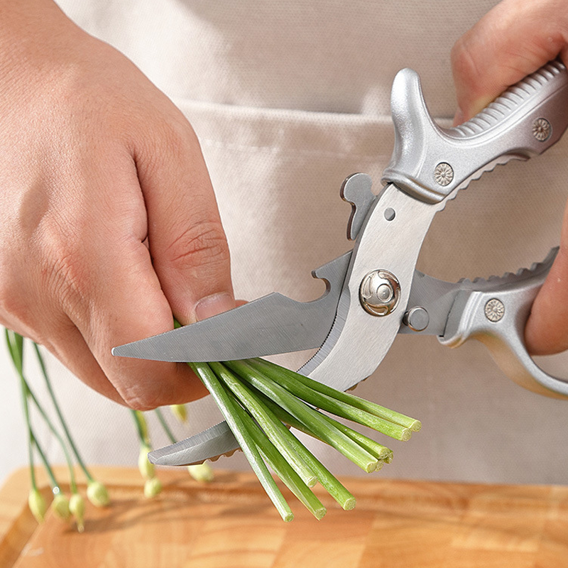 Ciseaux de cuisine multifonctions 🍗 Une lame, plusieurs usages : écailleur à poisson, casse-noix et ouvre-bouteille. Lames dentelées pour une prise en main antidérapante. Verrouillage de sécurité pour éviter les coupures. ✂️