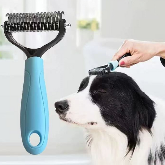 Peigne de toilettage pour animaux ✨ Un côté démêle, l'autre enlève les poils morts. Ses dents arrondies retirent facilement les poils, pour un toilettage impeccable en un seul passage 🧹