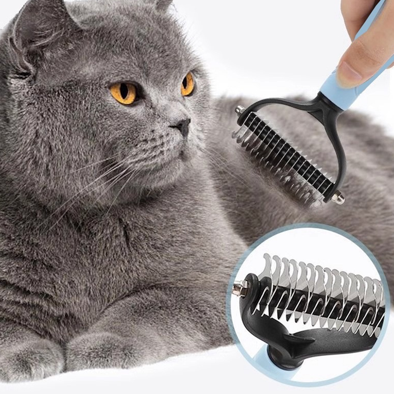 Peigne de toilettage pour animaux ✨ Un côté démêle, l'autre enlève les poils morts. Ses dents arrondies retirent facilement les poils, pour un toilettage impeccable en un seul passage 🧹