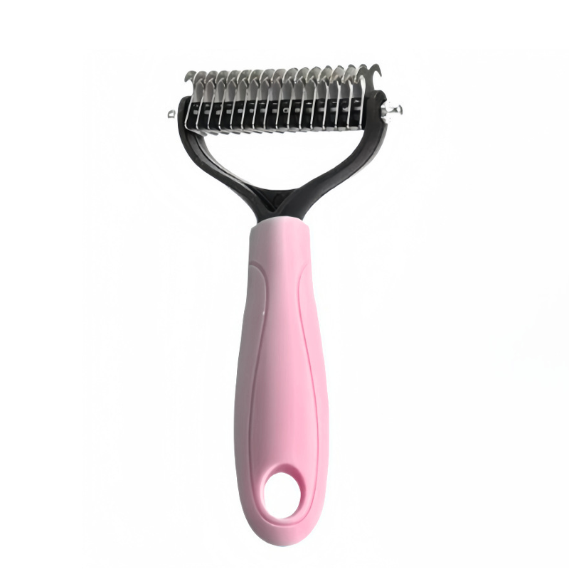 Peigne de toilettage pour animaux ✨ Un côté démêle, l'autre enlève les poils morts. Ses dents arrondies retirent facilement les poils, pour un toilettage impeccable en un seul passage 🧹
