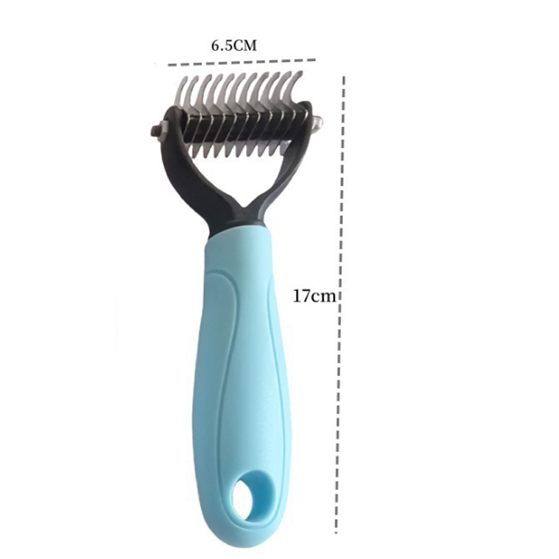 Peigne de toilettage pour animaux ✨ Un côté démêle, l'autre enlève les poils morts. Ses dents arrondies retirent facilement les poils, pour un toilettage impeccable en un seul passage 🧹
