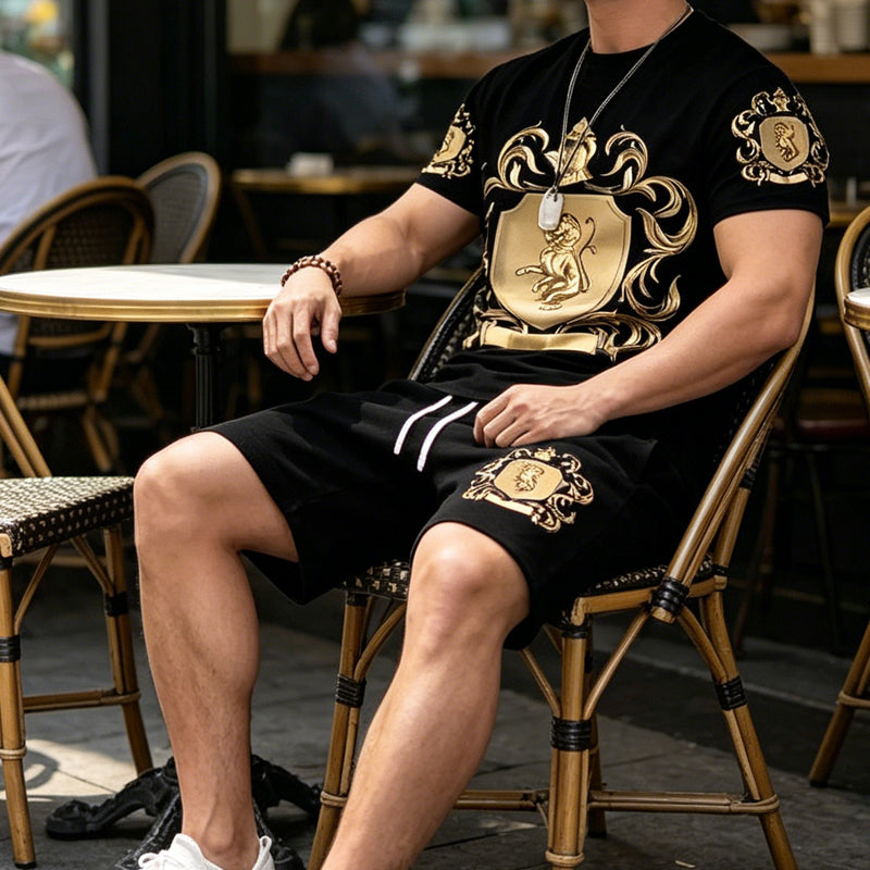 👑 50 % DE RÉDUCTION POUR UNE DURÉE LIMITÉE ! ✨ Ensemble pour homme avec imprimé Gold Crest – T-shirt et short, style décontracté chic ✨