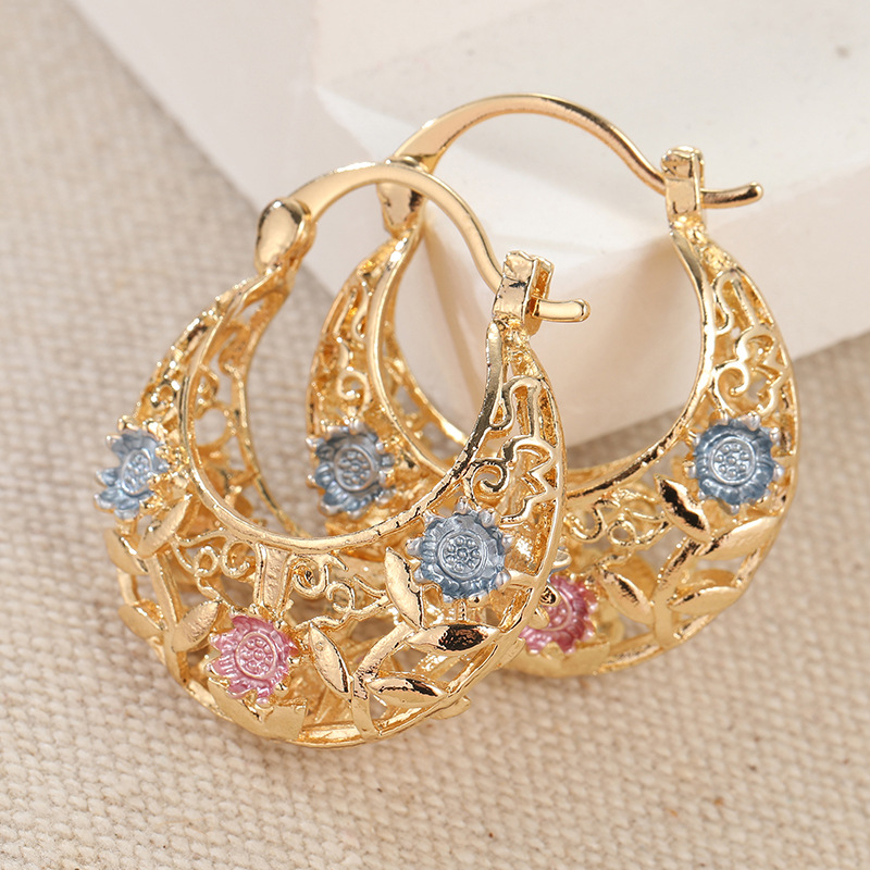 🌙 50% DE RÉDUCTION ✨ Boucles d'oreilles créoles croissant plaqué or – Détails en filigrane, fleurs en émail rose & bleu – Crochet sécurisé, style bohème chic – parfaites pour le quotidien ou les occasions spéciales 💖