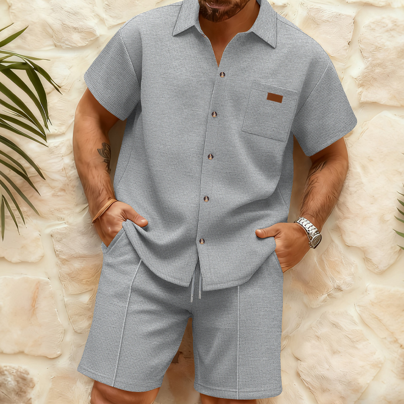 👕 50% DE RÉDUCTION ! ☀️ Ensemble Chemise Manches Courtes & Short en Maille Gaufrée pour Homme – Tissu Respirant, Coupe Décontractée & Look Coordonné – Idéal pour l’Été, les Vacances et la Détente 🌴